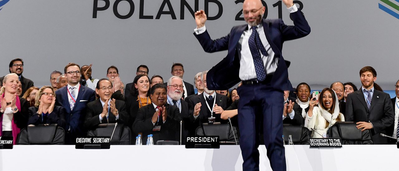 Der polnische Konferenzpräsident Michal Kurtyka jubelt. Mit 24 Stunden Verspätung ist die Klimakonferenz am vergangenen Samstag zu Ende gegangen. Foto: Janek Skarzynski | AFP