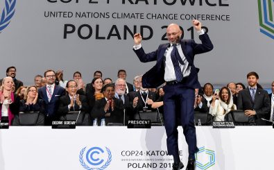 Der polnische Konferenzpräsident Michal Kurtyka jubelt. Mit 24 Stunden Verspätung ist die Klimakonferenz am vergangenen Samstag zu Ende gegangen. Foto: Janek Skarzynski | AFP