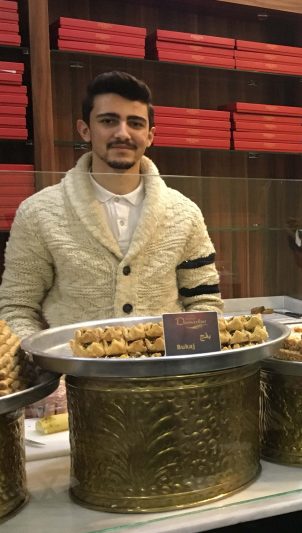 Sulaiman Al-Sakka - verkauft syrische Backwaren in Neukölln.