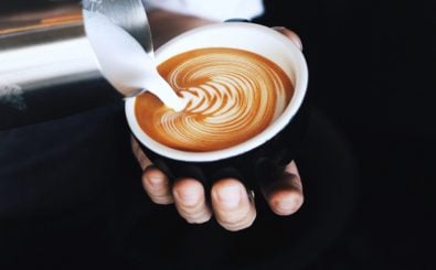 Gibt es mit Barista Milch das perfektere Kaffeerlebnis? Foto: little star | Shutterstock