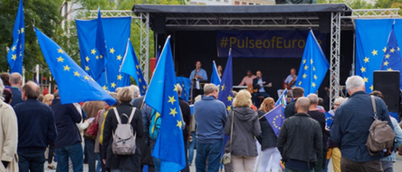 Supporter der „Pulse of Europe“ Bewegung demonstrieren für ein starkes Europa. Foto: Fotocute | Shutterstock.com