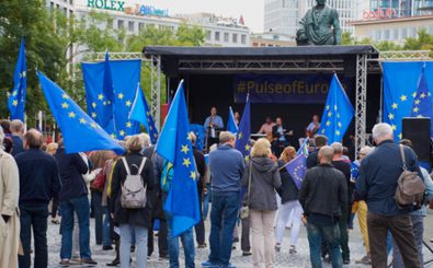 Supporter der „Pulse of Europe“ Bewegung demonstrieren für ein starkes Europa. Foto: Fotocute | Shutterstock.com