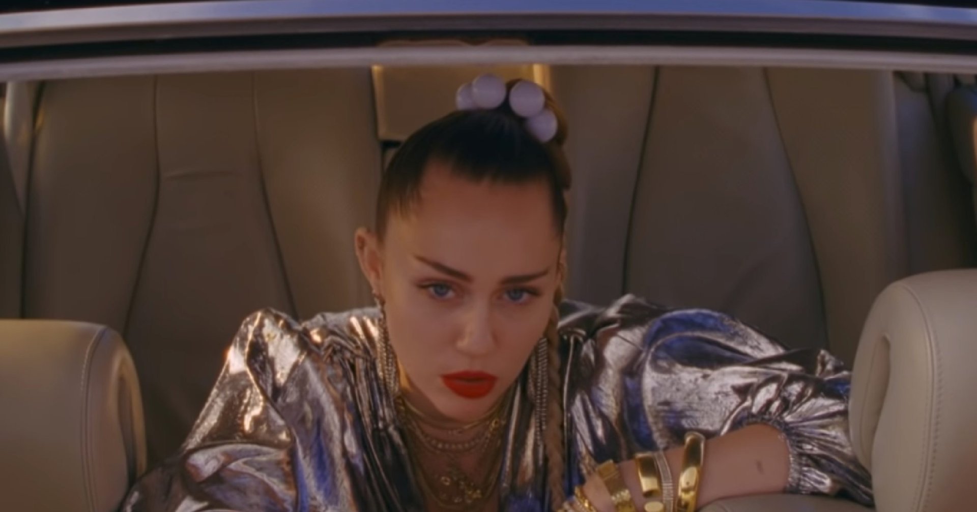 Mark ronson feat miley. Майли Сайрус nothing Breaks like a Heart. Майли Сайрус nothing Breaks. Miley Cyrus 2023. Майли Сайрус клип 2023.