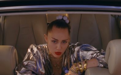 Im Video zu „Nothing breaks like a heart“ flüchtet Miley Cyrus an der Seite von Mark Ronson vor der Polizei. Foto: Screenshot | youtube.com