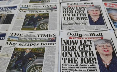 Theresa May bleibt Premierministerin, was bedeutet das für den Brexit? Das haben sich auch sämtliche Tageszeitungen gefragt. Foto: Daniel Sorabji | AFP