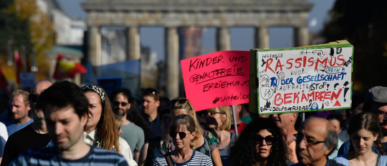 Die #unteilbar-Demonstration am Brandenburger Tor. Foto: John MacDougall | AFP