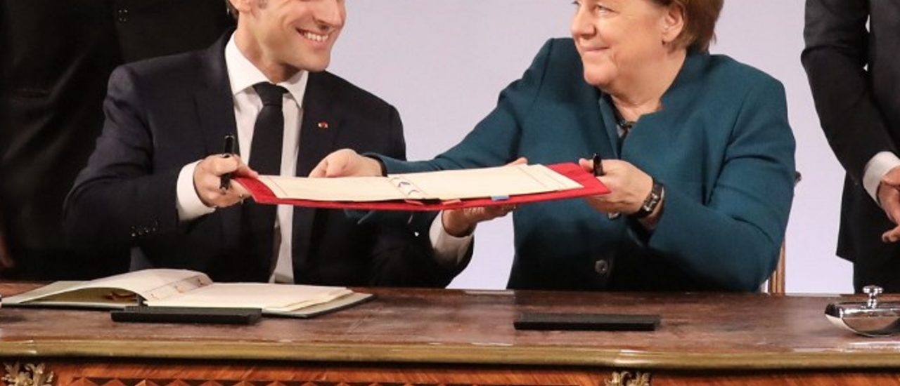 Im Aachener Rathaus unterzeichnen Merkel und Macron einen Vertrag, der die Zusammenarbeit der beiden Staaten fördert. Foto: Ludovic Marin | AFP