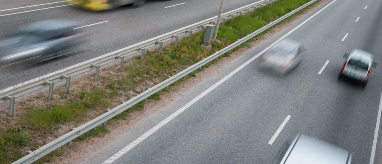 Mal wieder diskutiert Deutschland über ein Tempolimit. Doch was bringt die Geschwindigkeitsbegrenzung konrekt? Foto: shutterstock.com