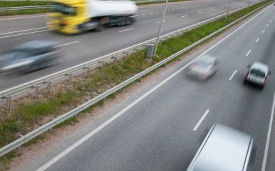 Mal wieder diskutiert Deutschland über ein Tempolimit. Doch was bringt die Geschwindigkeitsbegrenzung konrekt? Foto: shutterstock.com
