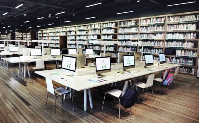 Bibliotheken sind längst mehr als ein reiner Buchverleih. Sie bieten u. a. auch attraktive Arbeitsplätze. Foto: Rawxpixel.com | Shutterstock.com