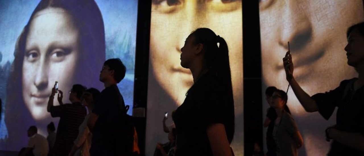 Bisher hat man sich von der Mona Lisa stets beobachtet gefühlt. Doch eigentlich schaut sie an uns vorbei. Foto: Greg Baker | AFP