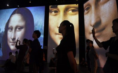 Bisher hat man sich von der Mona Lisa stets beobachtet gefühlt. Doch eigentlich schaut sie an uns vorbei. Foto: Greg Baker | AFP