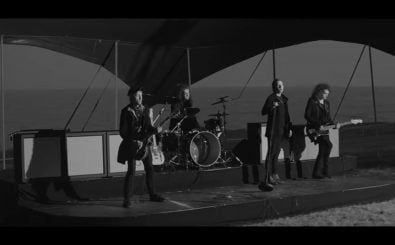 Catfish and the Bottlemen in schwarz-weiß im Zirkuszelt gibt es in dem neuen Musikvideo zu sehen. 