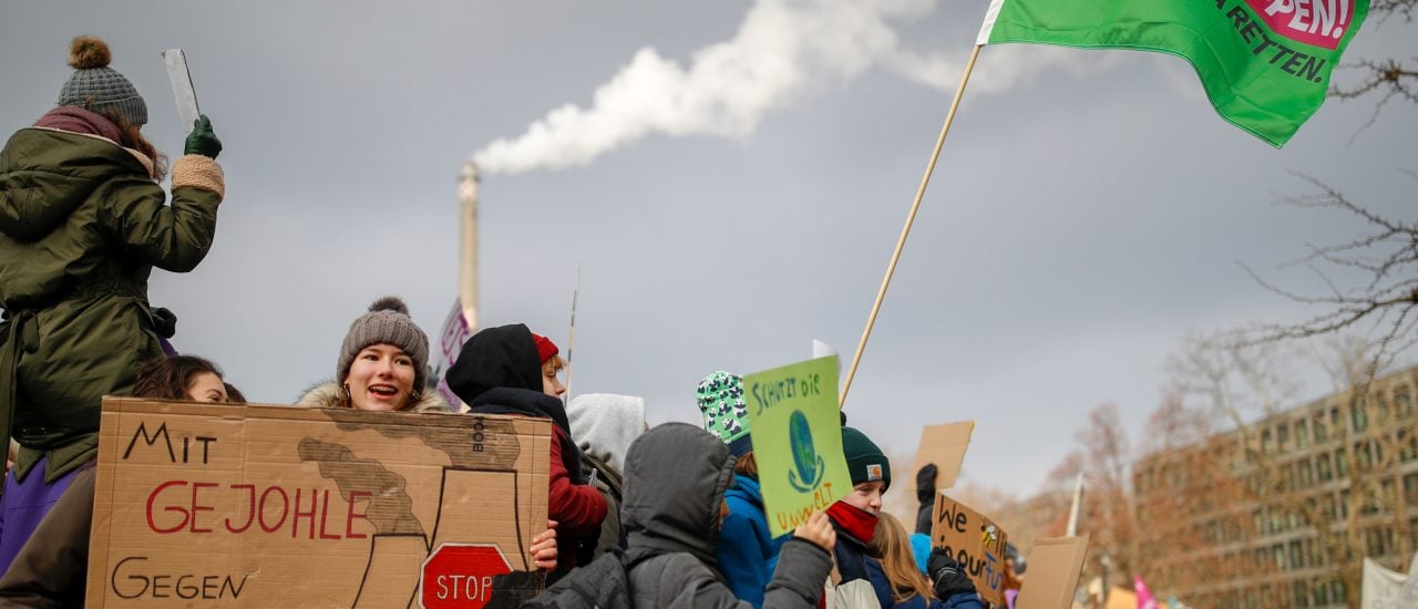 Schüler protestieren für die Einhaltung der Klimaschutzziele. Foto: ODD ANDERSEN | AFP