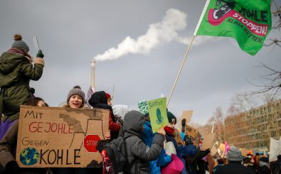 Schüler protestieren für die Einhaltung der Klimaschutzziele. Foto: ODD ANDERSEN | AFP