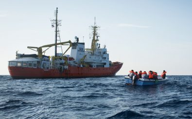 Ein Schiff einer NGO nimmt Geflüchtete im Mittelmeer auf. Foto: Maud Veith | AFP