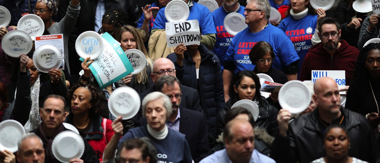 Zwangsbeurlaubte Regierungsmitarbeiter und ihre Unterstützer protestieren gegen den Shutdown. Foto: Win McNamee | Getty Images & AFP