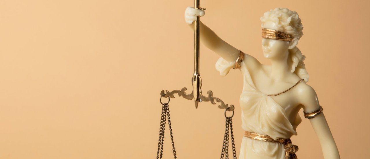 Justitia ist blind – und vor dem Gesetz sind alle gleich. Foto:  Birgit Reitz-Hofmann / Shutterstock.com