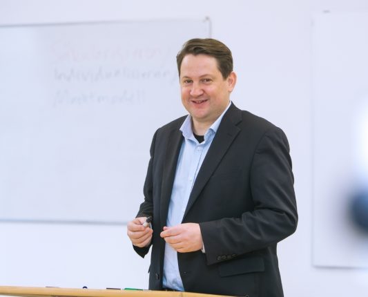 Dr. Alexander Yendell  - ist Herausgeber der Veröffentlichung "Islamophobie in Osteuropa verstehen und erklären". Foto: Swen Reichhold