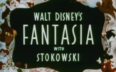 Der britische Dirigent Leopold Stokowski dirigierte nicht nur das Orchester in „Fantasia“, sondern war auch prägend für das Konzept des Films. | Titelbild des Trailers von 1940 | public domain.