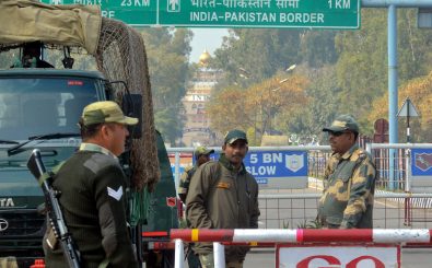 Indische Soldaten an einem Grenzübergang zu Pakistan. Foto: Narinder Nanu | AFP
