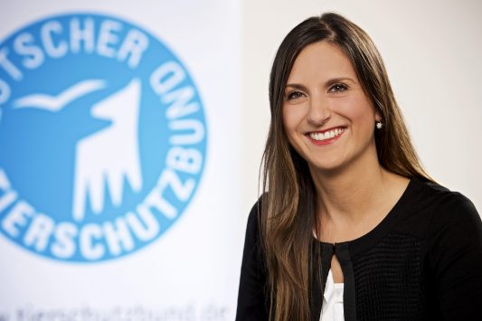 Lea Schmitz - ist Pressesprecherin beim Deutschen Tierschutzbund.