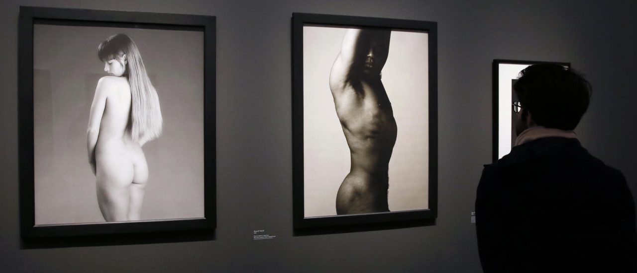 Fotografien von Robert Mapplethorpe in einer Ausstellung im Grand Palais in Paris 2014. Foto: Patrick Kovarik | AFP