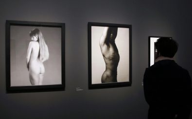 Fotografien von Robert Mapplethorpe in einer Ausstellung im Grand Palais in Paris 2014. Foto: Patrick Kovarik | AFP