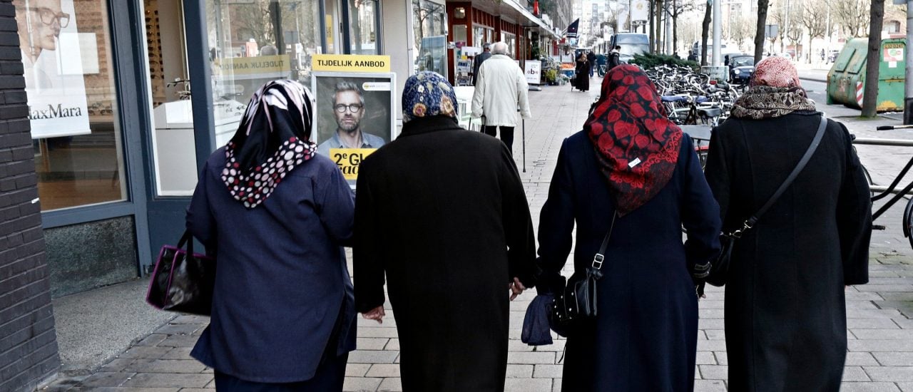 Mehrere muslimische Frauen auf der Straße. Foto: Unbekannt | shutterstock.com