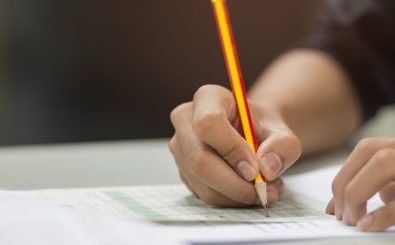 Ein Schüler schreibt eine Prüfung. Frag den Staat möchte nun die alten Abi-Klausuren der deutschen Länder zugänglich machen. Foto: smolaw / shutterstock,com