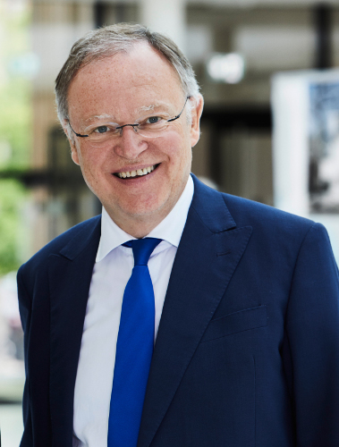 Stephan Weil - ist von der SPD und Ministerpräsident von Niedersachsen.