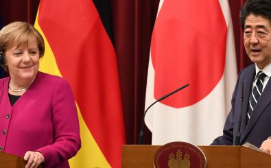 Merkel besucht ihren Amtskollegen Abe für zwei Tage in Japan. Foto: TOSHIFUMI KITAMURA | AFP