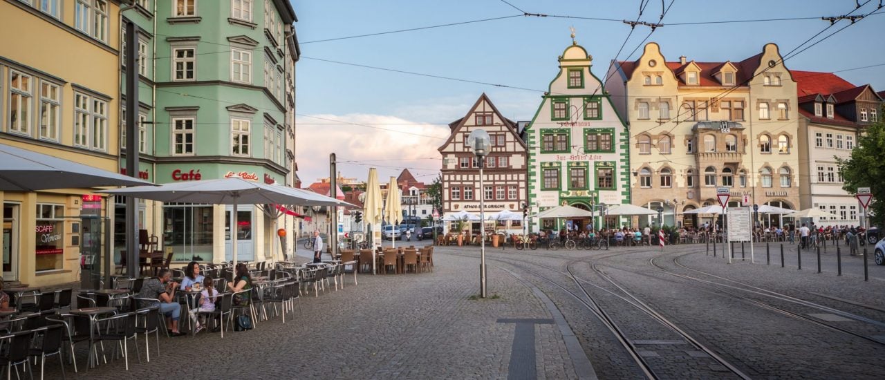 Am Domplatz in Erfurt – nicht nur unter Touristen ein beliebtes Ziel. Foto: Val Thoermer | Shutterstock.com