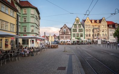 Am Domplatz in Erfurt – nicht nur unter Touristen ein beliebtes Ziel. Foto: Val Thoermer | Shutterstock.com