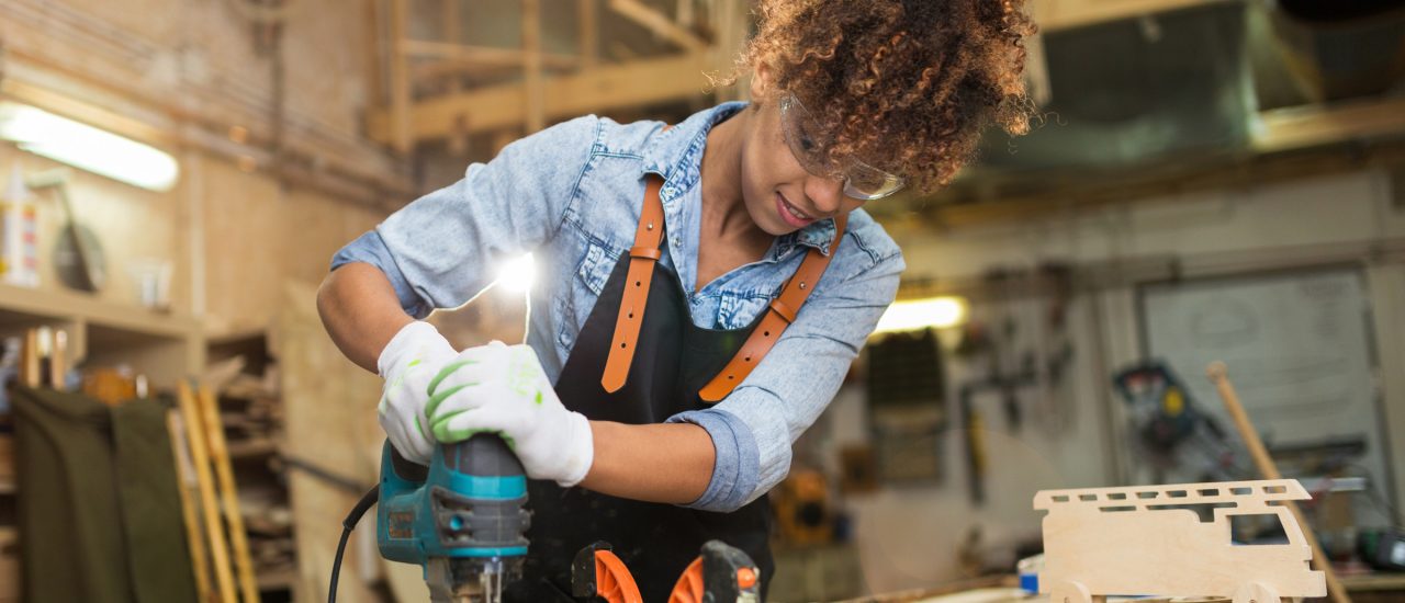 Es arbeiten immer mehr Frauen im Handwerk. Aber in den technischen, männerdominierten Handwerksberufen wie z.B. das Tischlerhandwerk ist der Frauenanteil noch gering. Foto: pikselstock | Shutterstock