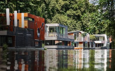 In dicht bebauten Großstädten entsteht Wohnraum auf dem Wasser. Wie hier zu sehen auf dem Elbekkanal in Hamburg. Foto: | Damian Poffet