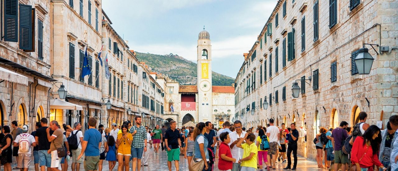 Auch die kroatische Stadt Dubrovnik ist von Overtourism betroffen. Foto: Roman Babakin | Shutterstock