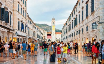 Auch die kroatische Stadt Dubrovnik ist von Overtourism betroffen. Foto: Roman Babakin | Shutterstock