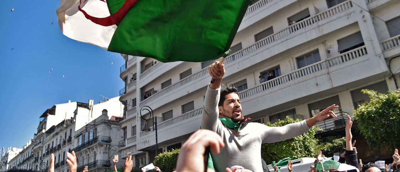 In Algerien protestieren zahllose Menschen gegen die erneute Kandidatur von Abdelaziz Bouteflika. Foto: Ryad Kramdi | AFP