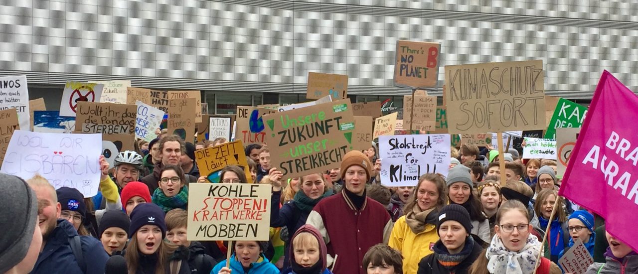 Unzufriedene SchülerInnen, Eltern und Wissenschaftler. Auch in Leipzig sind heute zahlreiche Menschen auf die Straße gegangen. Foto: | Johannes Rau / detektor.fm