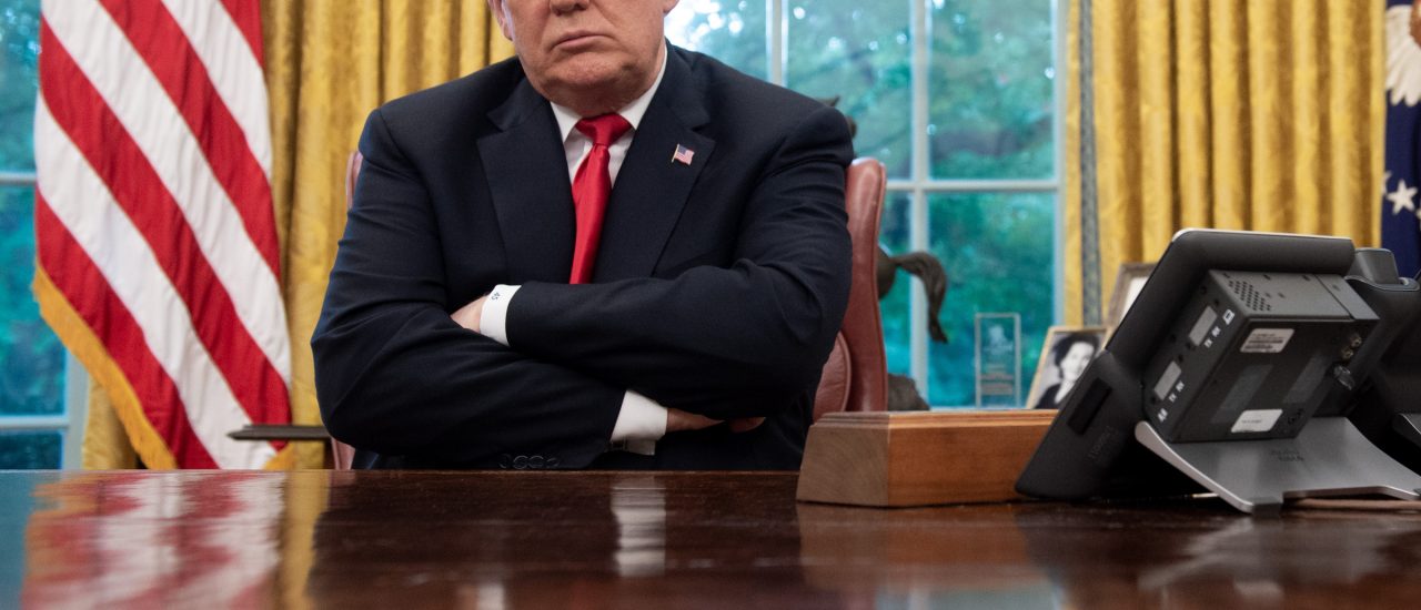 Donald Trump an seinem Schreibtisch. Die „Prima Woche“ legt nahe, dass der Präsident gerade an eine deutsche Eislaufikone denkt. Foto: Saul Loeb | AFP