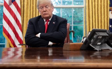 Donald Trump an seinem Schreibtisch. Die „Prima Woche“ legt nahe, dass der Präsident gerade an eine deutsche Eislaufikone denkt. Foto: Saul Loeb | AFP
