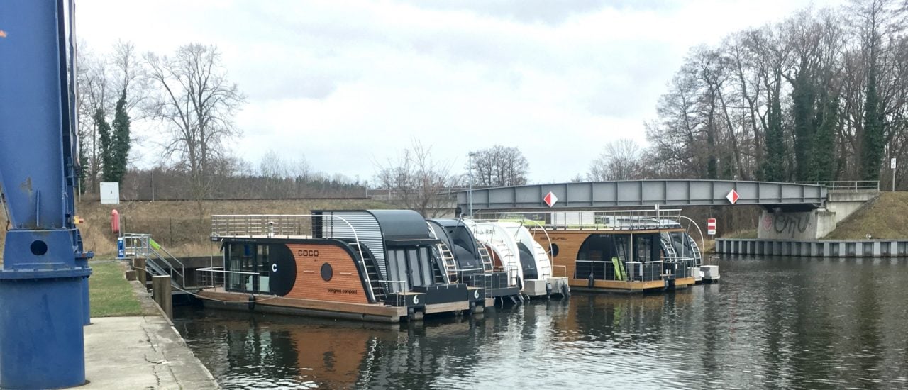 Mehrere Boote der Firma „Nautilus Hausboote“ in Niederlehme bei Berlin. Foto: detektor.fm | Rabea Schloz