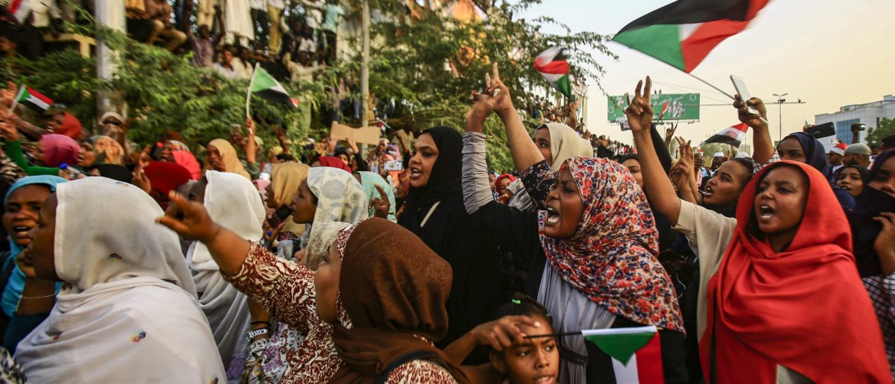 Im Sudan fordern die Protestierenden politischen Wandel und Demokratisierung. Foto: Ashraf Shazly | AFP