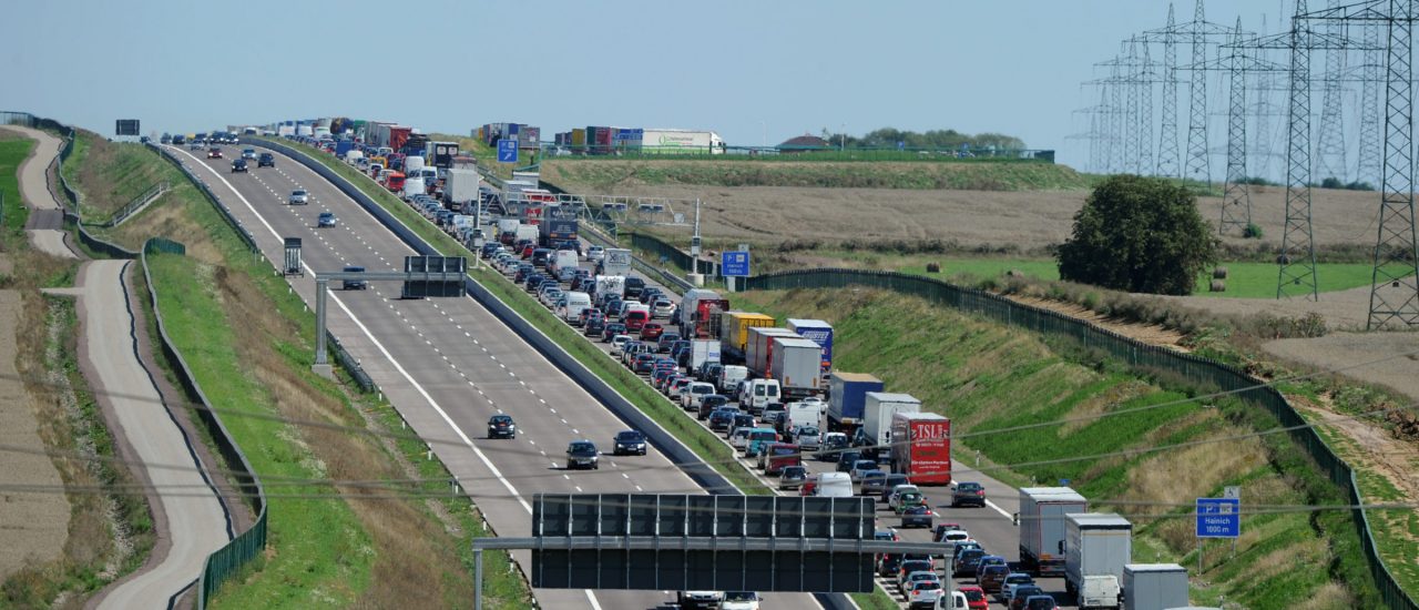 Das Bundesverkehrsministerium hat die durchschnittlich gefahrene Geschwindigkeit auf deutschen Autobahnen gemessen. Foto: Johannes Eisele | AFP