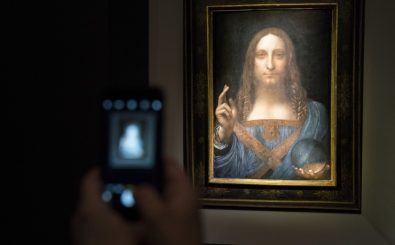 Verschwundenes Gemälde: Für über 450 Millionen Euro wurde da Vincis Christus-Porträt im November 2017 versteigert. Foto: Drew Angerer | Getty Images