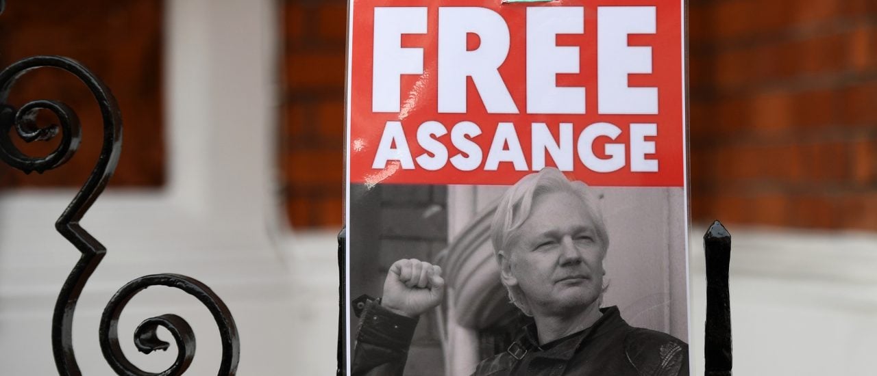 Ein Unterstützer von Wikileaks-Gründer Julian Assange hält vor der ecuadorianischen Botschaft ein Plakat hoch. Foto: Daniel Leal-Olivias | AFP