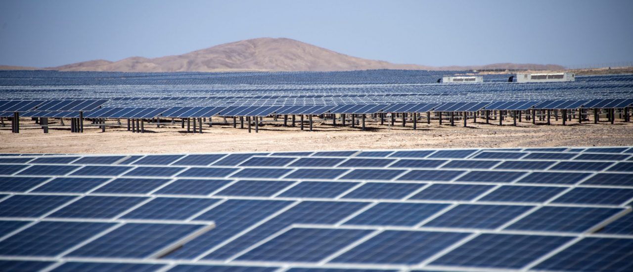 Eine Photovoltaik-Anlage in Chile. Bis 2040 will sich das Land zu 100 Prozent mit erneuerbaren Energien versorgen. Foto: Martin Bernetti, AFP