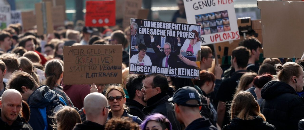 Demonstrationen gegen die EU-Urheberrechtsreform – und Axel Voss. Foto: Odd Andersen / AFP