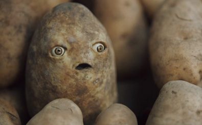 Im Video zu „Unemployed“ fürchten Kartoffeln um ihr Leben. Foto: Screenshot | Vimeo